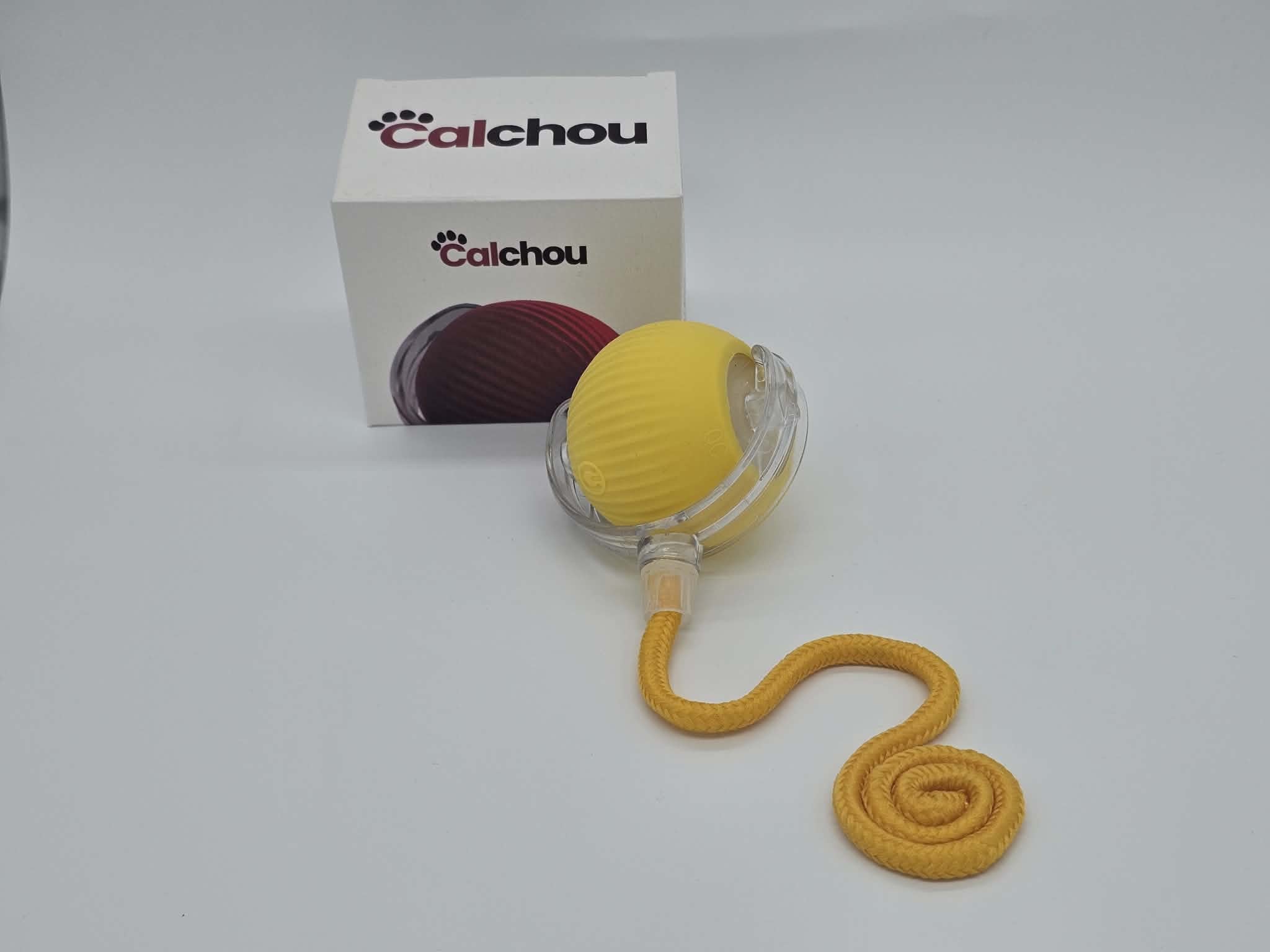 Balle interactive jaune pour chat Calchou avec corde, jouet rechargeable stimulant l’instinct de jeu, idéale pour chats actifs et joueurs