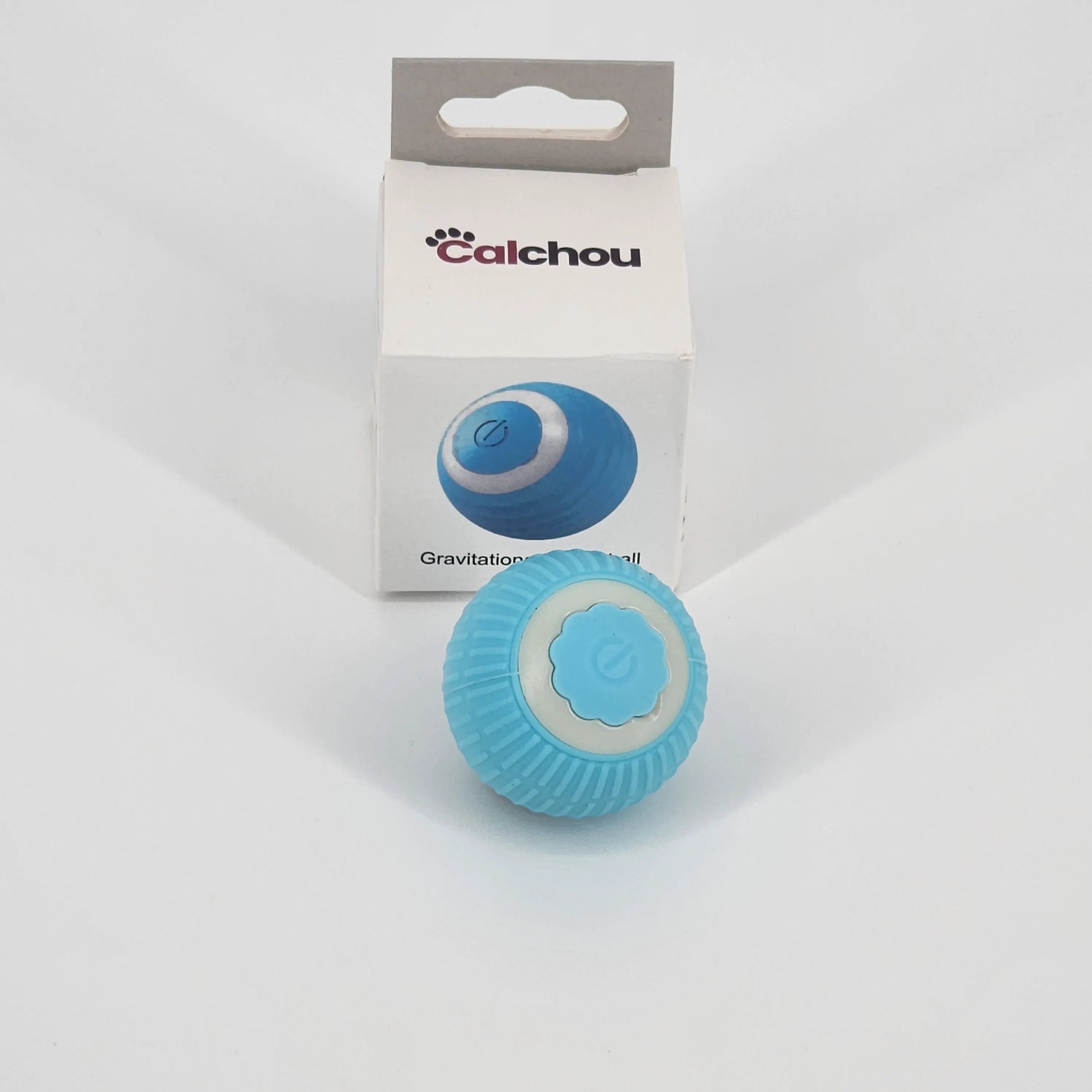 Balle interactive discrète bleue pour chat Calchou présentée avec son emballage, jouet silencieux rechargeable conçu pour une stimulation douce